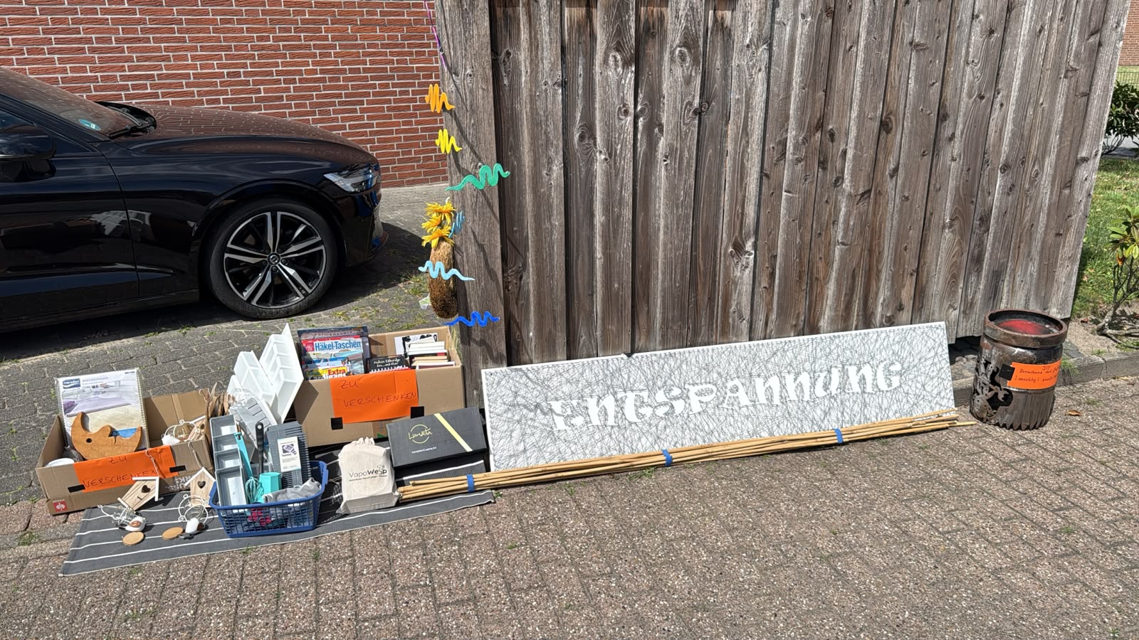 Aussortierte Sachen zum Verschenken an der Straße